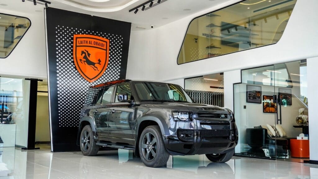 لاند روفر ديفندر X-Dynamic HSE P400 - 2024 اللون الرمادي