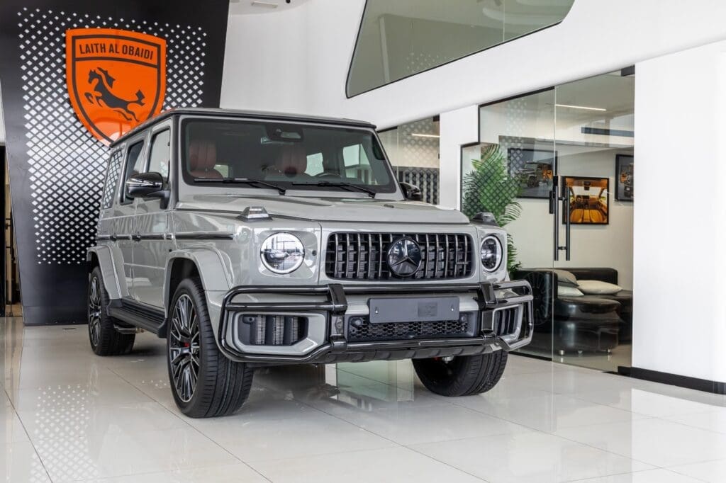 مرسيدس G63 AMG 2025 كلاسيك رمادي - تصميم داخلي أحمر